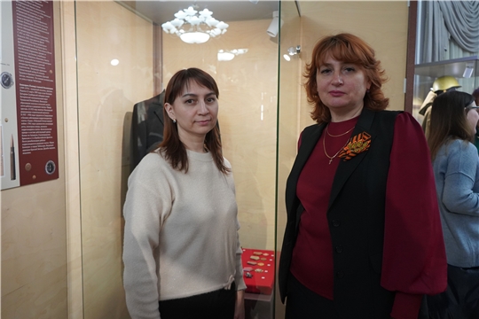 Сотрудники архива на открытии выставки «Художники Победы»