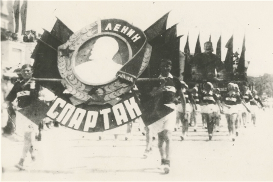 Добровольное спортивное общество «Спартак» (90 лет назад (1935) Всесоюзным Советом физической культуры был утвержден устав Всесоюзного спортивного общества «Спартак»; 65 лет назад (1960) решением президиума Центрального Совета профессиональных союзов добровольное спортивное общество «Спартак» было преобразовано из общества промысловой кооперации в спортивную организацию профсоюзов. Общество упразднено в 1987 г.)