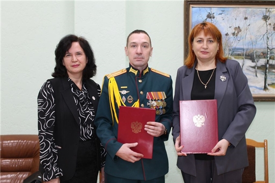 В госархиве прошла передача документов в рамках акции «Слава Героям России – защитникам Отечества»