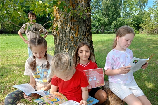 Литературный час на природе "Летнее настроение с книгой" в Сиделинском б/п