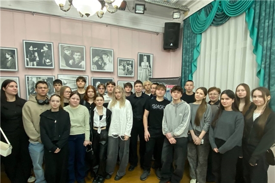 Живая классика на сцене: старшеклассники СОШ №38 посетили Русский драматический театр