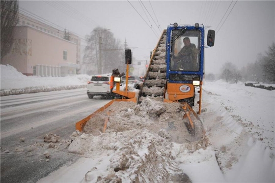 Более 120 единиц техники вышли на уборку Чебоксар