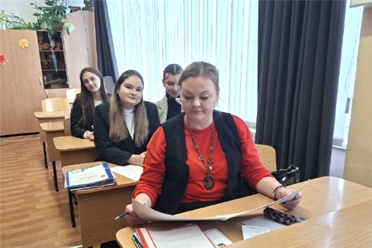Эксперт Чувашского республиканского института образования оценила первые научные работы школьников в СОШ № 48