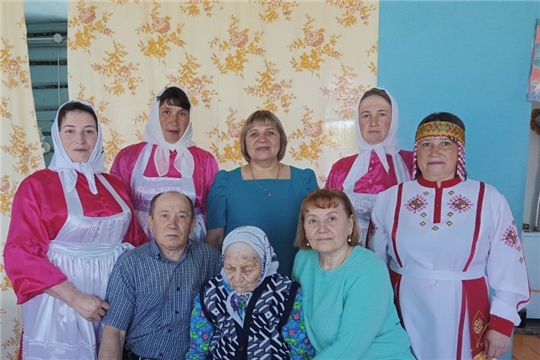 В Яльчикском округе поздравили с 95-летием труженицу тыла Нину Арсентьевну Лисичкину