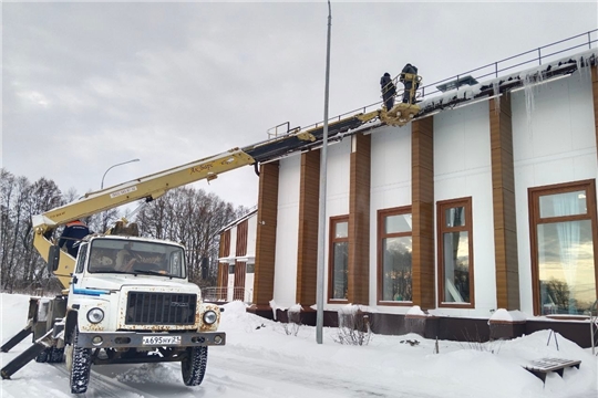 Завершена масштабная операция по очистке крыши Центра культурного развития от опасных наледей