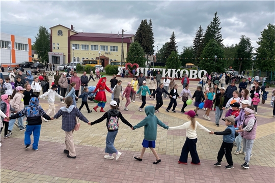 "Добрым смехом смеются дети"