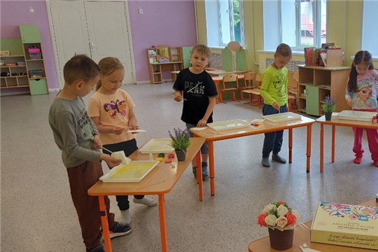 В лагере "Мечтай! Твори! Созидай!" ребята с увлечением освоили технику рисования "Эбру"