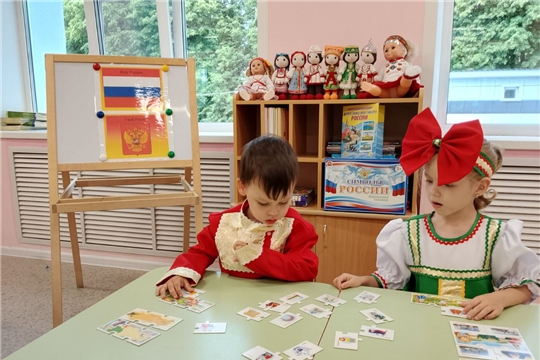 Познавательный час " Мы живём в России"