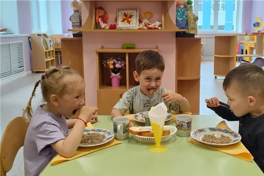 Завтрак в детском саду 
