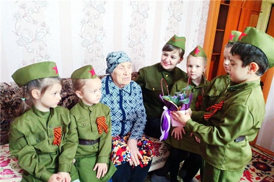 Воспитанники детского сада - участники городской акции "Цветок ветерану" 