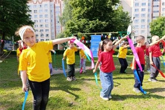 В нашем детском саду утро начинается с активной зарядки на свежем воздухе! 