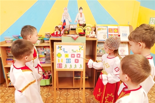 Воспитанники знакомятся с чувашской вышивкой