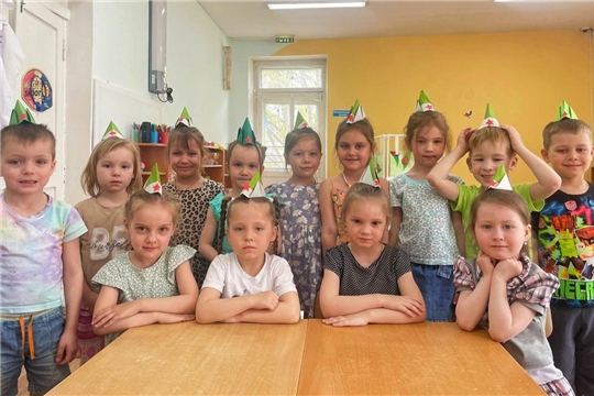 Пилотка из бумаги на занятиях кружка "Волшебный мир оригами"