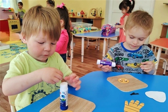 Аппликация из бумажных ладошек