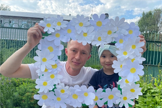 Рамка из ярких ромашек