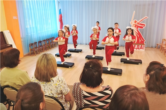 Мамы и папы дошколят приняли участие в мастер-классе "В ритме счастья" по дополнительной прорамме фитнес-аэробика "Бэби-фитнес"