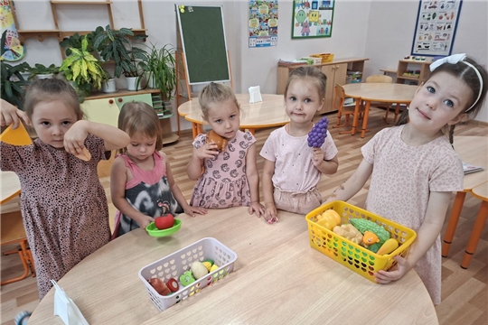  Сюжетно-ролевая игра «Соберём полезную еду в корзину»