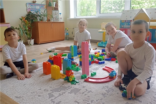 В рамках Федеральной инновационной площадки "ТехноМир" со старшими дошкольниками прошла увлекательная мастерская по конструированию на свободную тему "Наш город".