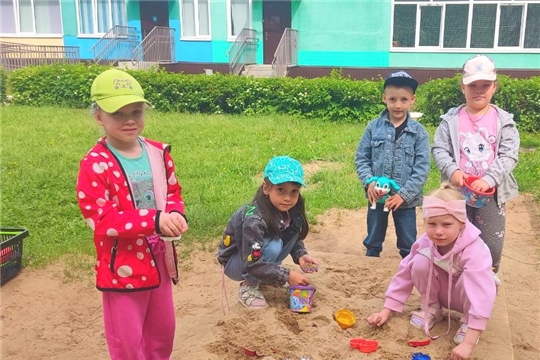 "Игры с песком на песочнице"