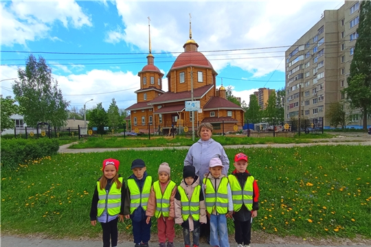 В рамках реализации муниципального проекта "По родному краю с рюкзаком шагаю" воспитанники совершили пешую прогулку по улице Н.Э.Баумана.