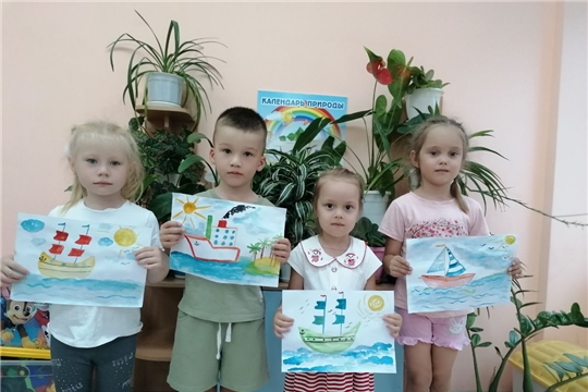 Выставка детский работ " Корабли в детских ладошках"