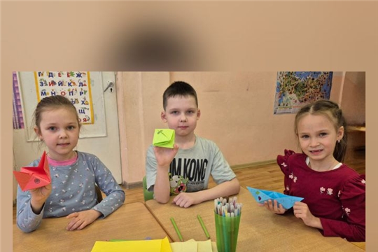 Дошколята изготавливают фигурки из бумаги