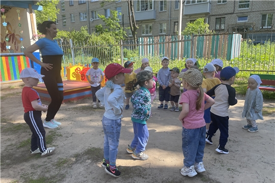 Утренняя зарядка на прогулочном участке в детском саду