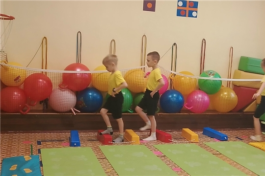 Весёлая гимнастика: дети изучают упражнения на коврике