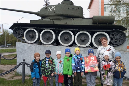 Возложение цветов к памятнику "Танк Т-34"