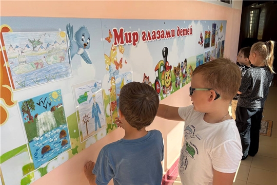Выставка рисунков "Море красками радует"