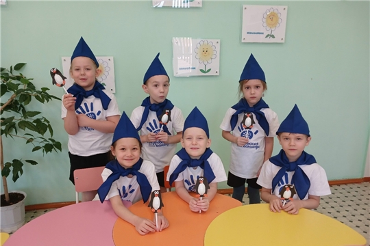 Очаровательные пингвинчиков из одноразовых ложек
