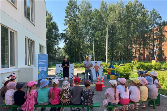 Юные пешеходы учатся безопасности.