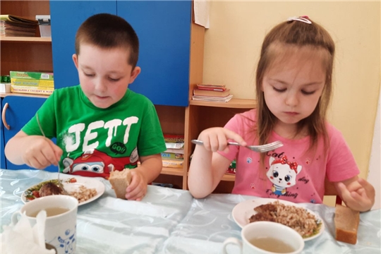 Гречка с мясной котлетой.
