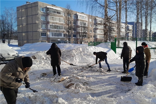 Борьба с последствиями снежной стихии продолжается.