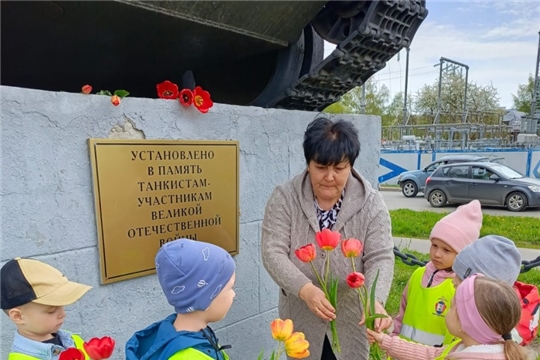 Прогулка - экскурсия «Возложение цветов к памятнику «Танк Т – 34» (1 корпус)