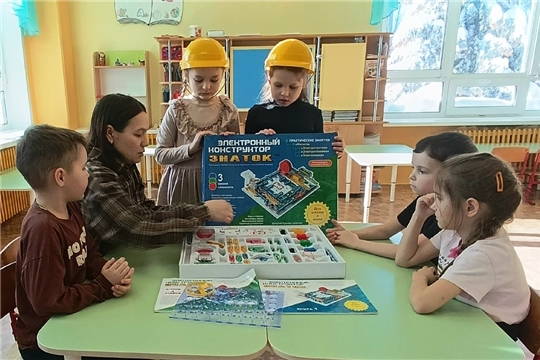 В рамках городского марафона "Наука начинается с нас" дошкольники познакомились с электронным конструктором "Знаток" (1 корпус)