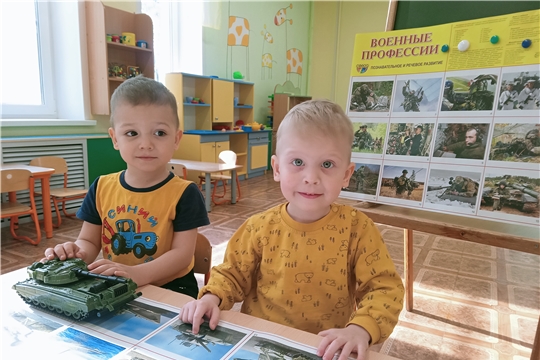 Малыши знакомятся с военными профессиями