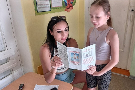 Ребенок в комнате - закрой окно
