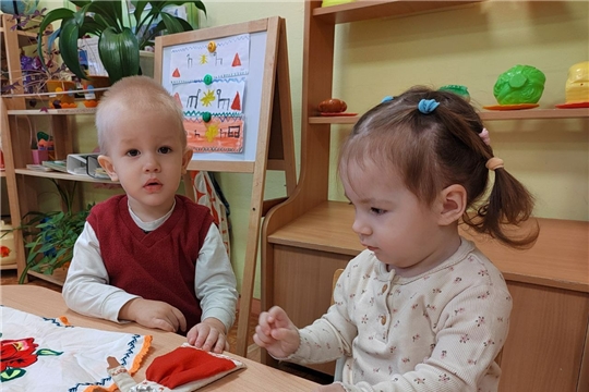 Дидактическую игра  "Найди  пару  сапожек"