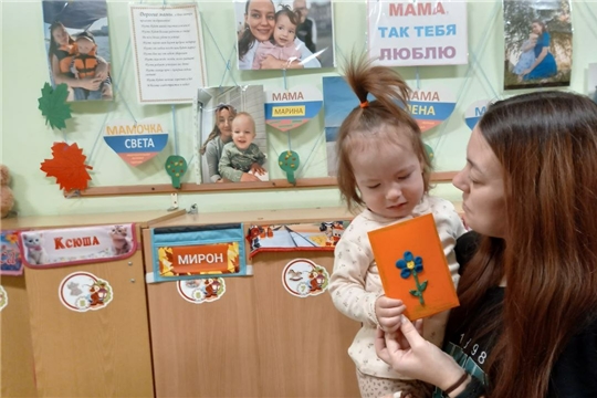 Дети группы "Светлячки" приготовили подарки для своих любимых мам- цветы незабудки