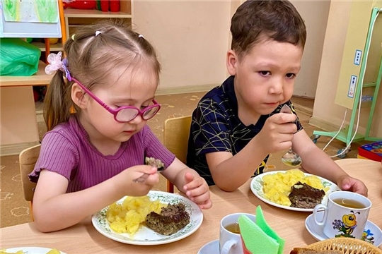 Печень с отварным картофелем.