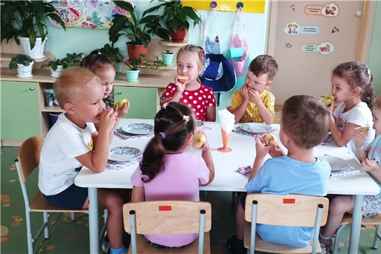 Свежие фрукты и овощи в детском питании.