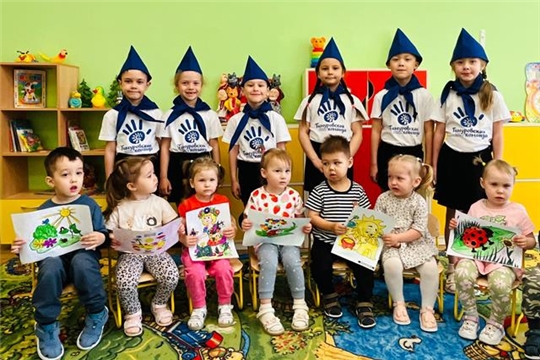 Тимуровская команда подарила малышам летнее настроение