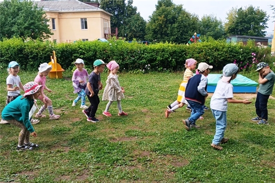 На прогулке детский сад, прыгать, бегать каждый рад!