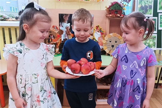 Яблоко - любимое лакомство детей
