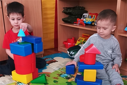 Малыши конструируют