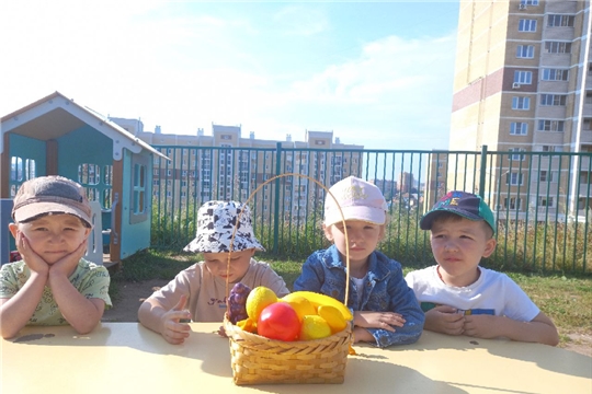Свежие фрукты в рационе ребенка летом