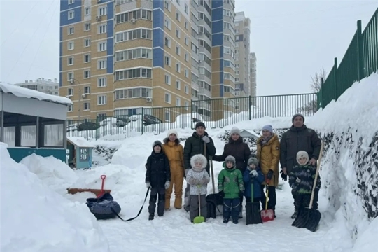 Общими силами: детский сад борется со снегом