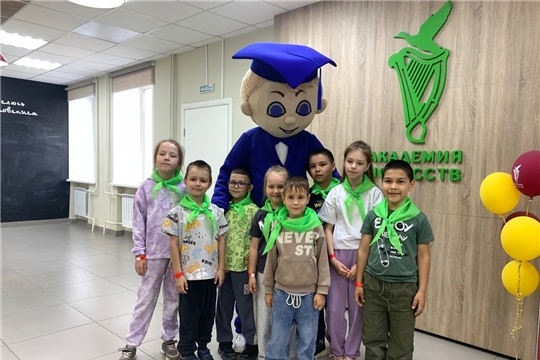 В рамках республиканского проекта «По родному краю с рюкзаком шагаю» и проекта "Яркое лето Чувашии"воспитанники центра активного отдыха посетили МАУДО «Чебоксарская детская школа искусств №2».