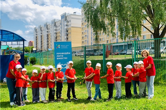 В рамках проекта «Спортивное лето» воспитанники старшей группы "Фантазеры", участники "Движения Первых", проверили какие они дружные, смелые и спортивные.